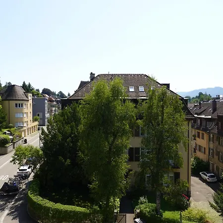 Designer Apt, 2 Balconies, 10min To Main Station