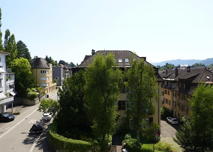 Designer Apt, 2 Balconies, 10min To Main Station