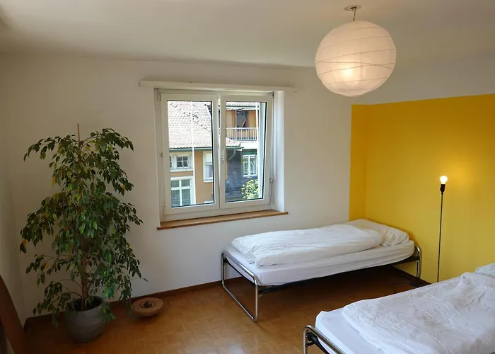 Designer Apt, 2 Balconies, 10min To Main Station