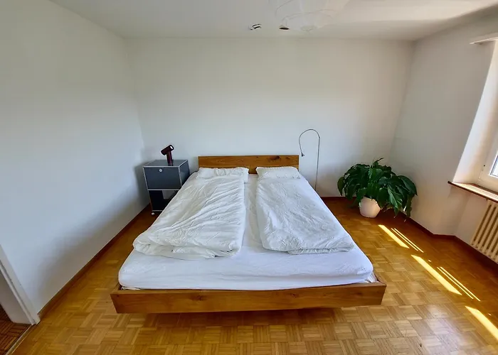 Designer Apt, 2 Balconies, 10min To Main Station דירה *