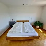 Designer Apt, 2 Balconies, 10min To Main Station Appartement *