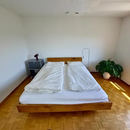 Designer Apt, 2 Balconies, 10min To Main Station דירה *
